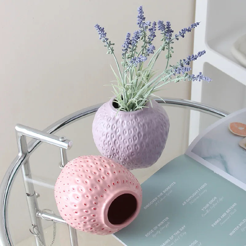 Keramikvase im Erdbeer-Design, Dekorative Blumenvase für Wohnzimmer und Küche | Brehn