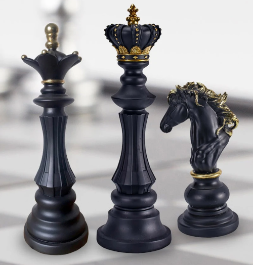 Schwarzes und goldenes dekoratives Schachfigurenset
