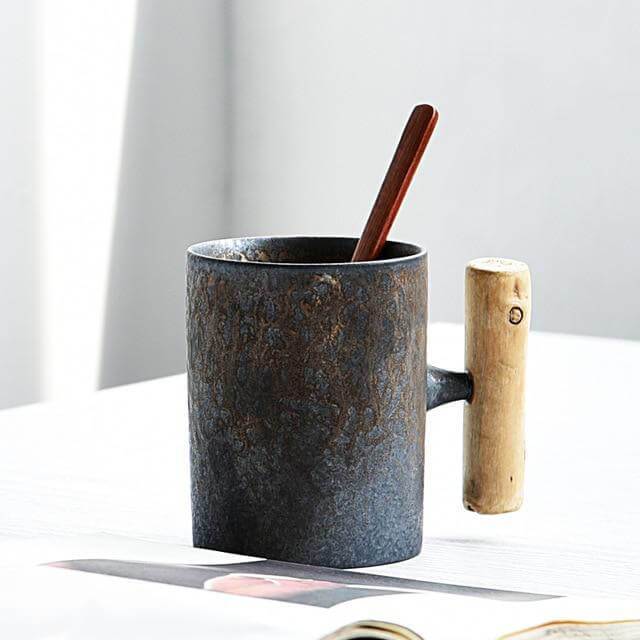 Grobkeramiktasse mit Holzhantel | Brehn