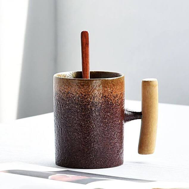 Grobkeramiktasse mit Holzhantel | Brehn