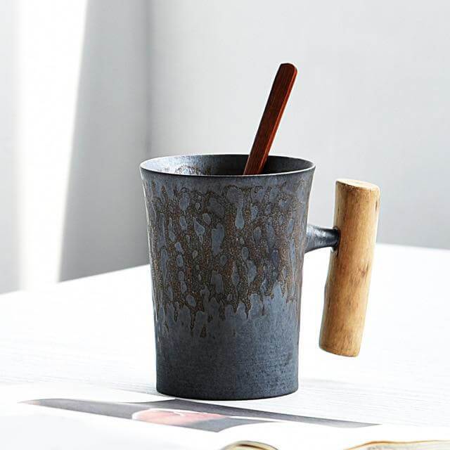 Grobkeramiktasse mit Holzhantel | Brehn