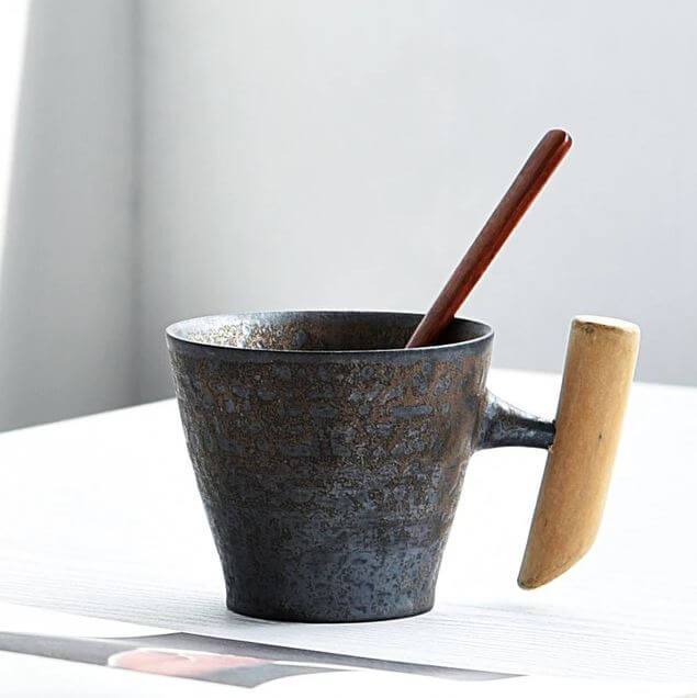 Grobkeramiktasse mit Holzhantel | Brehn