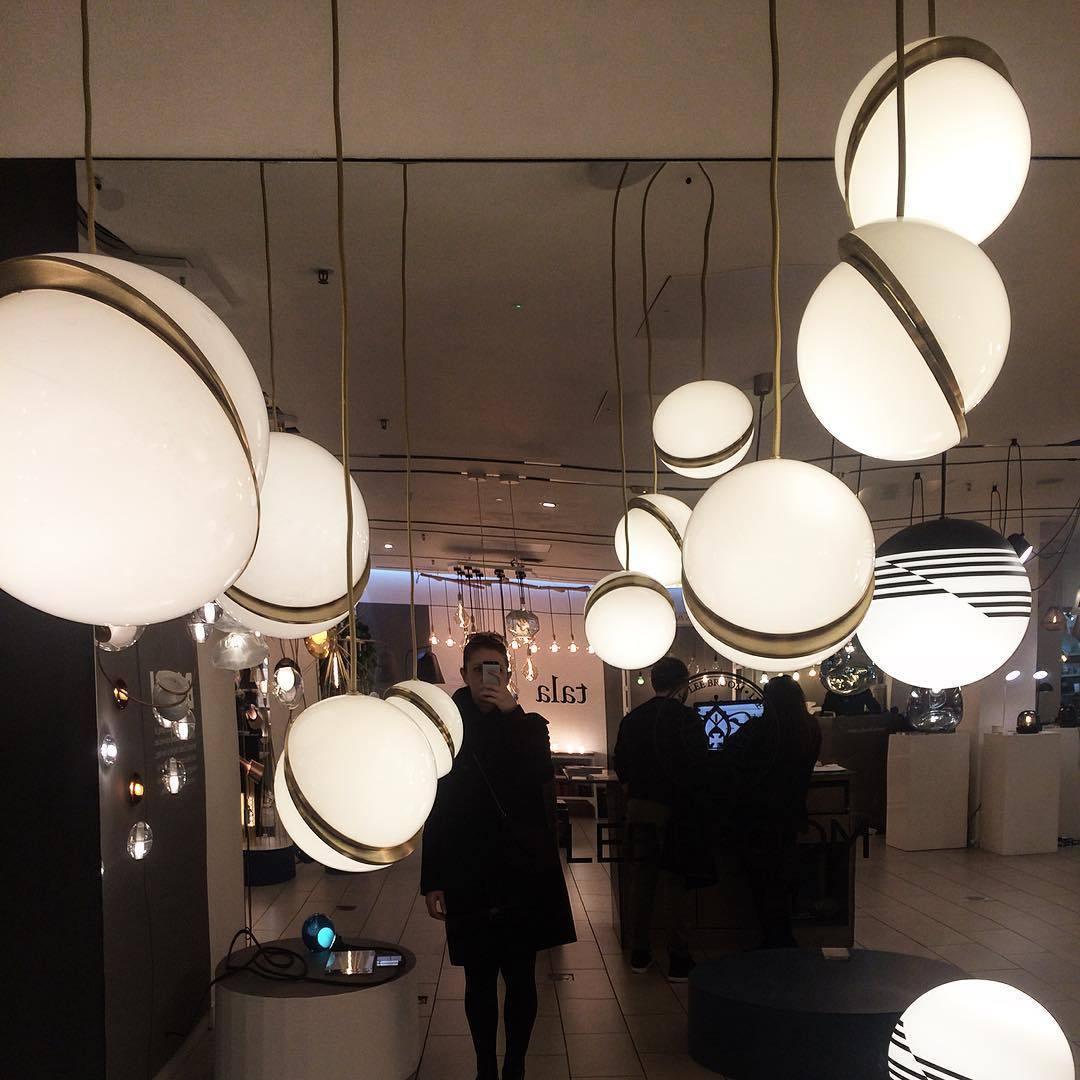 Brehn | CielCourbe Lampe - Luxus Mondlicht Pendelleuchte aus Acryl und Messing