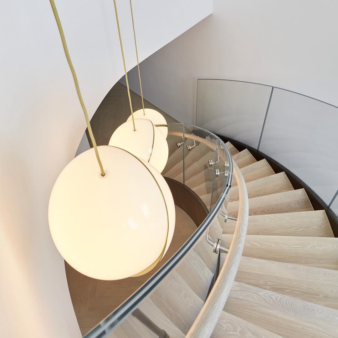 Brehn | CielCourbe Lampe - Luxus Mondlicht Pendelleuchte aus Acryl und Messing