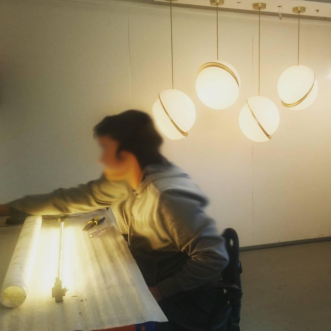 Brehn | CielCourbe Lampe - Luxus Mondlicht Pendelleuchte aus Acryl und Messing