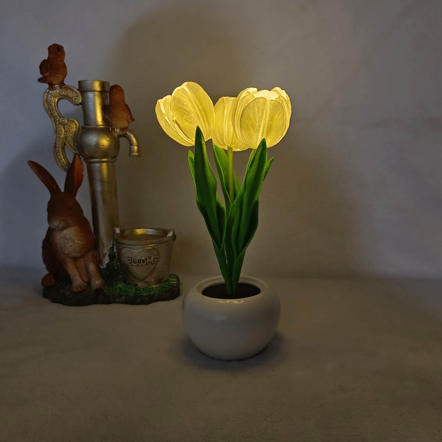 Moderne, kreative LED-Tischleuchte in Tulpen-Pfingstrosen-Optik