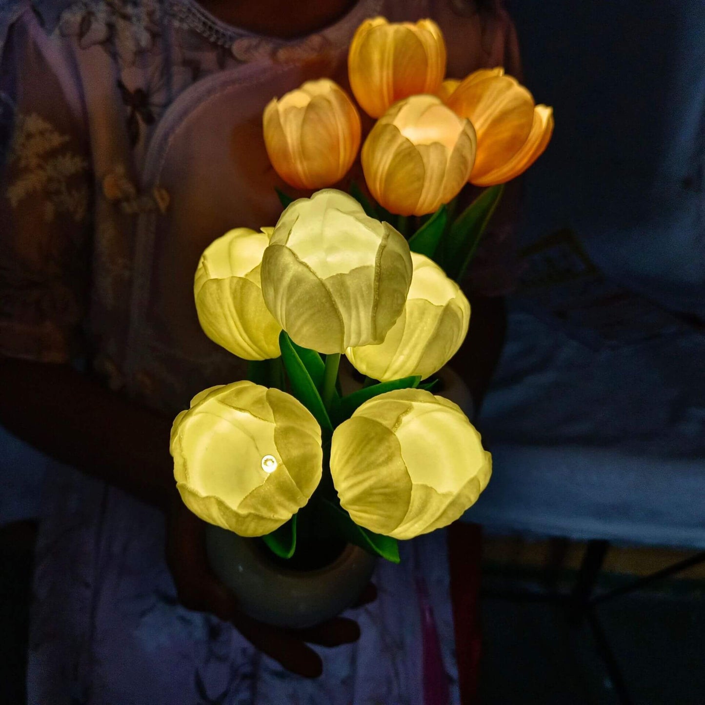 Moderne, kreative LED-Tischleuchte in Tulpen-Pfingstrosen-Optik
