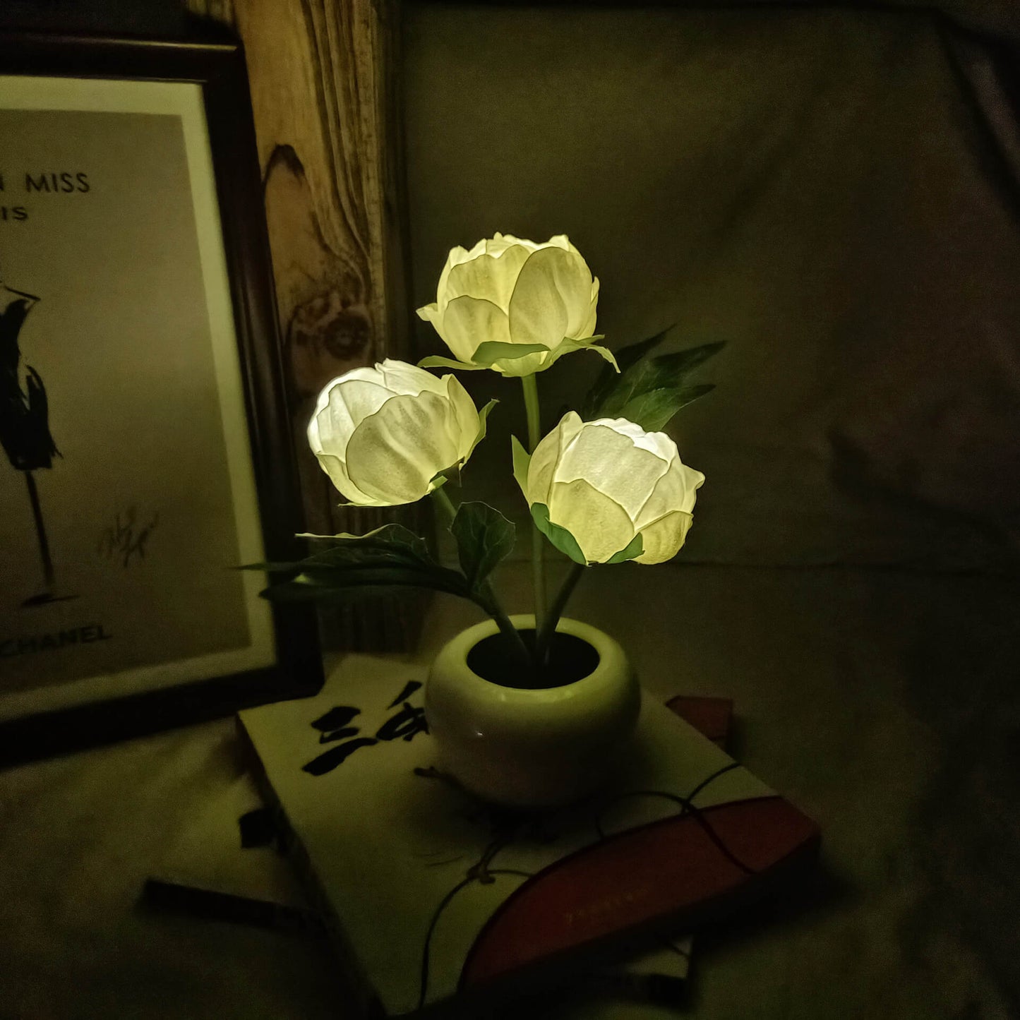 Moderne, kreative LED-Tischleuchte in Tulpen-Pfingstrosen-Optik