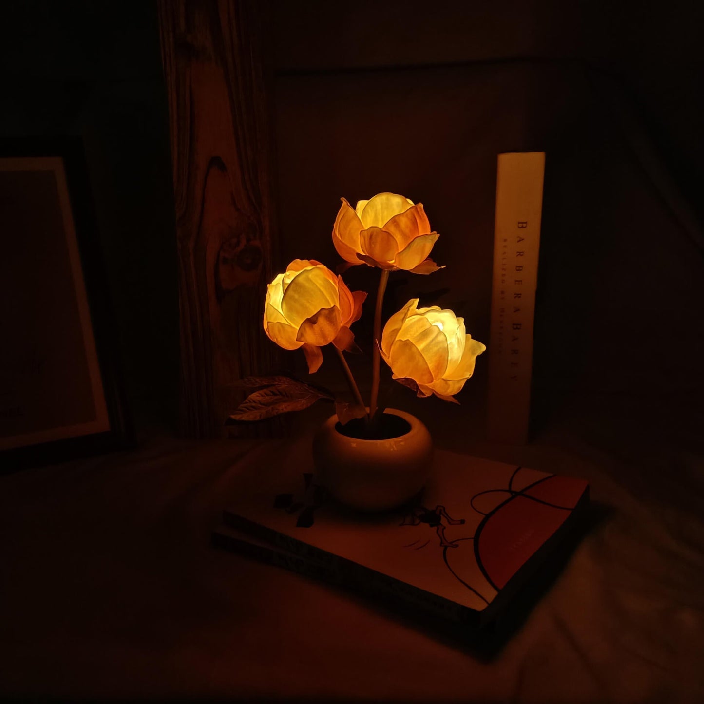 Moderne, kreative LED-Tischleuchte in Tulpen-Pfingstrosen-Optik