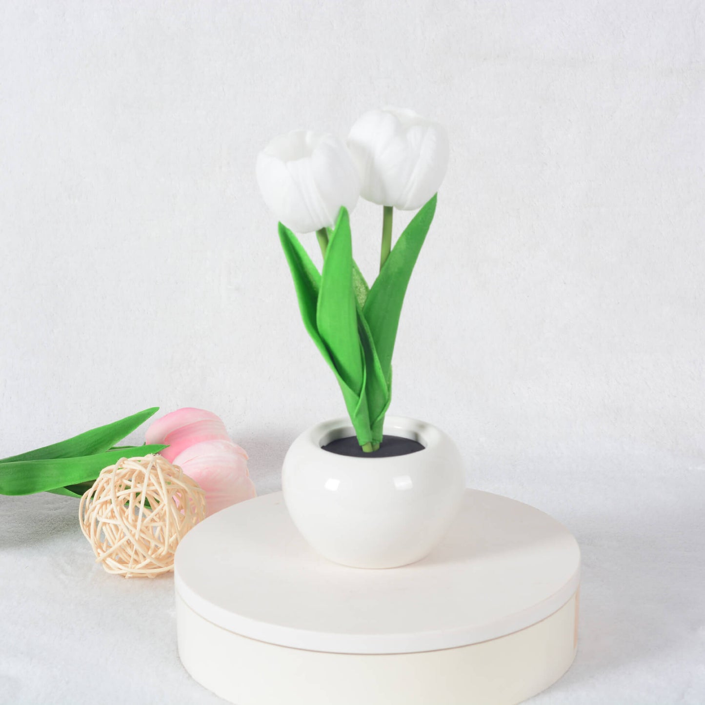 Moderne, kreative LED-Tischleuchte in Tulpen-Pfingstrosen-Optik
