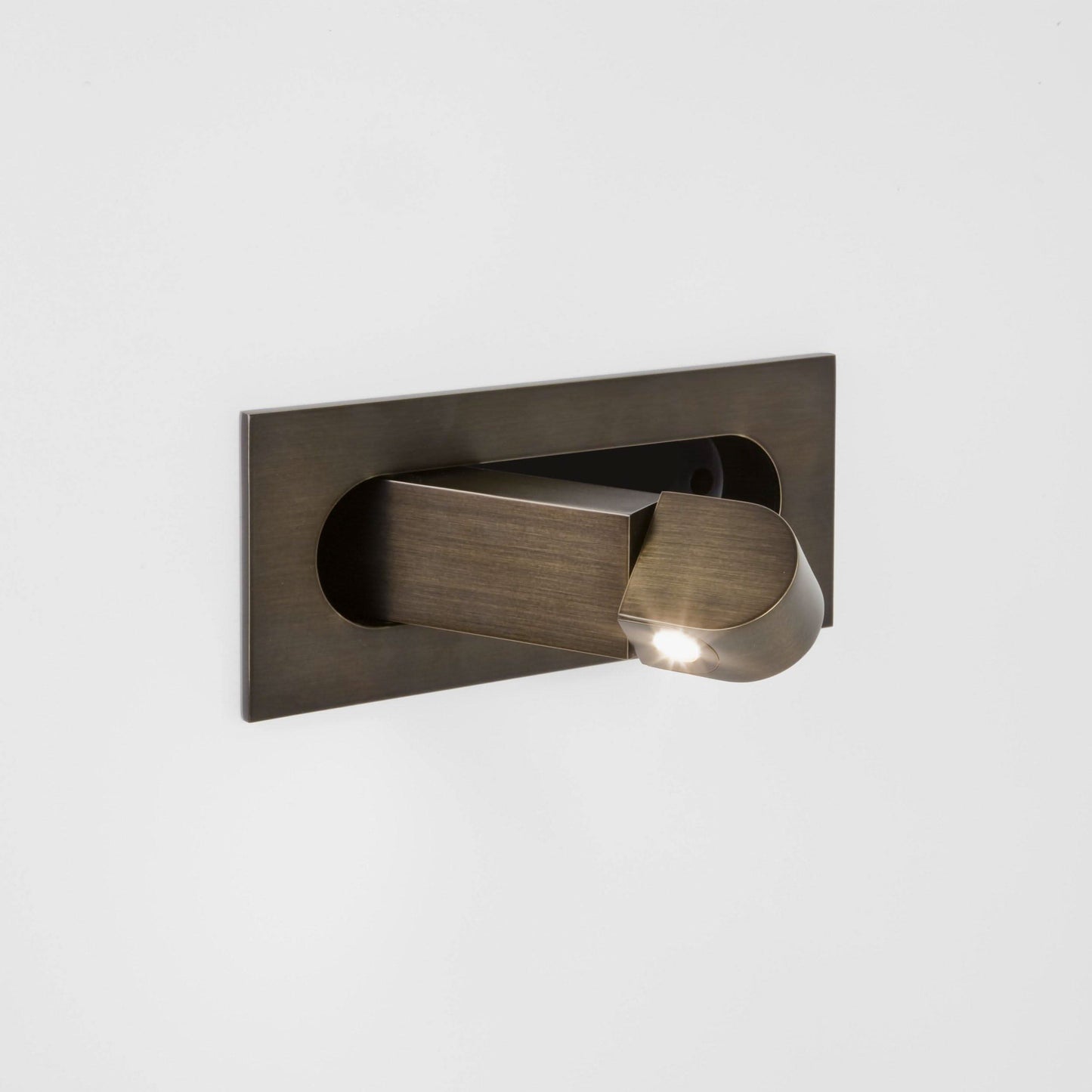 Verstellbare LED-Wandleseleuchte am Bett