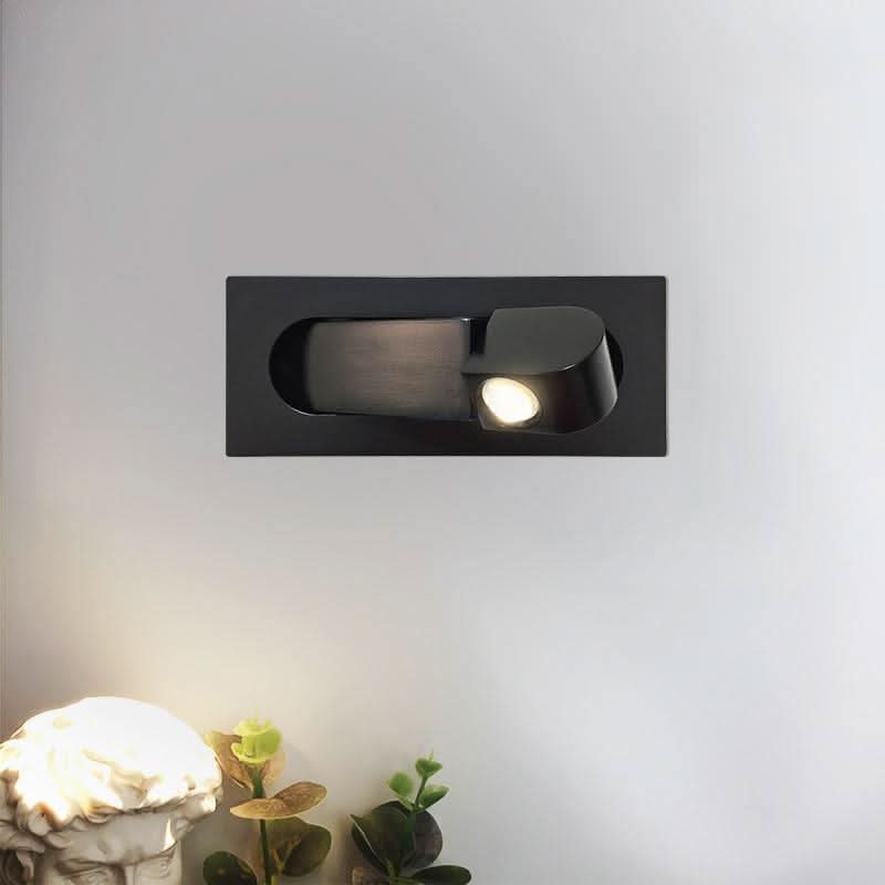 Verstellbare LED-Wandleseleuchte am Bett