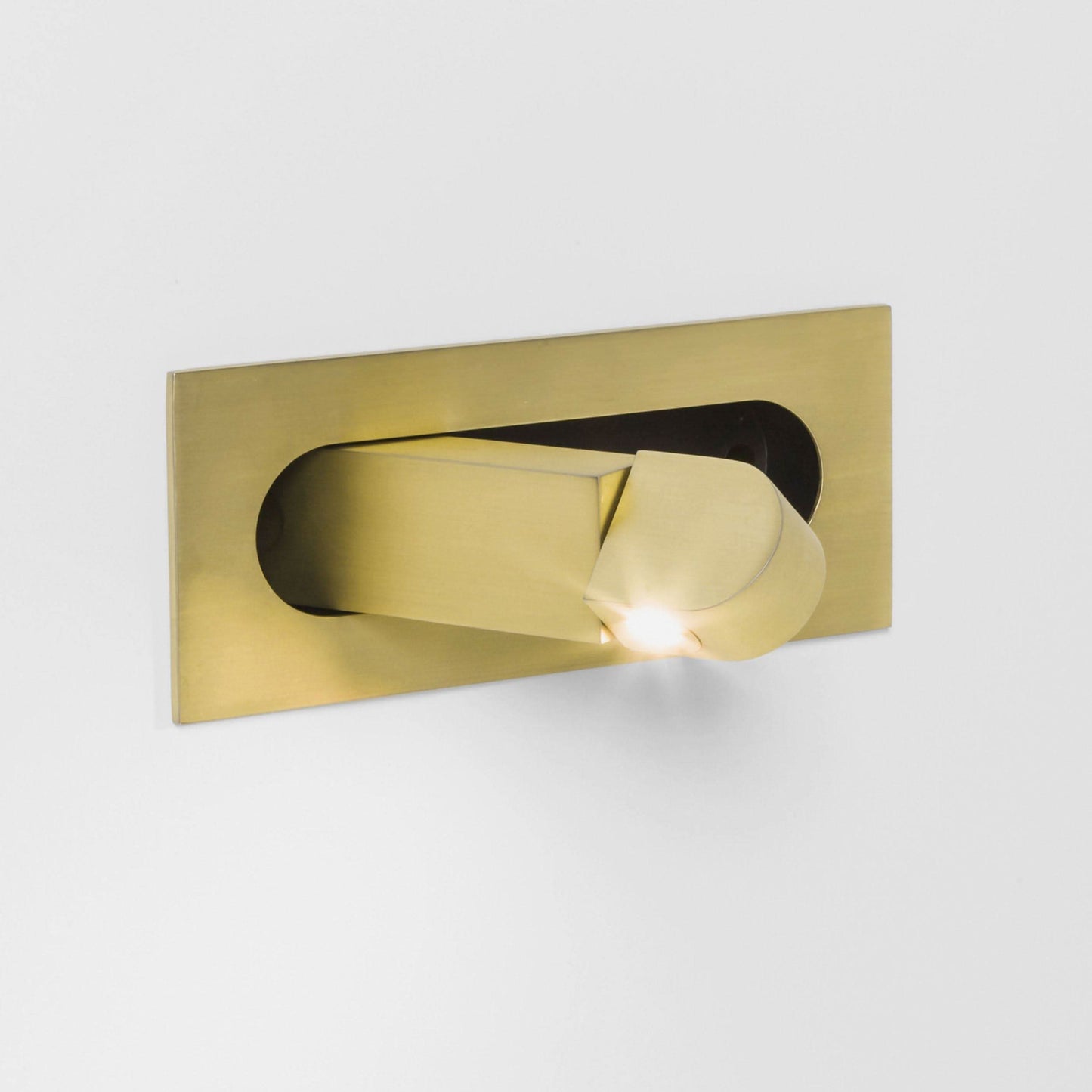 Verstellbare LED-Wandleseleuchte am Bett