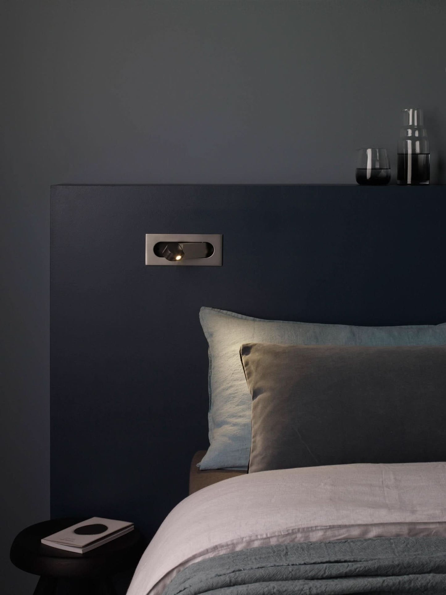 Verstellbare LED-Wandleseleuchte am Bett