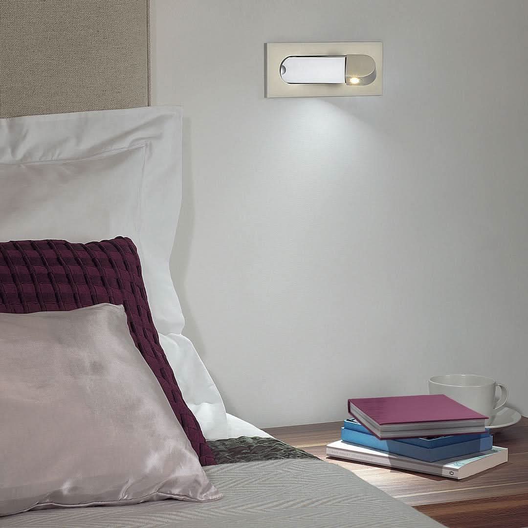 Verstellbare LED-Wandleseleuchte am Bett