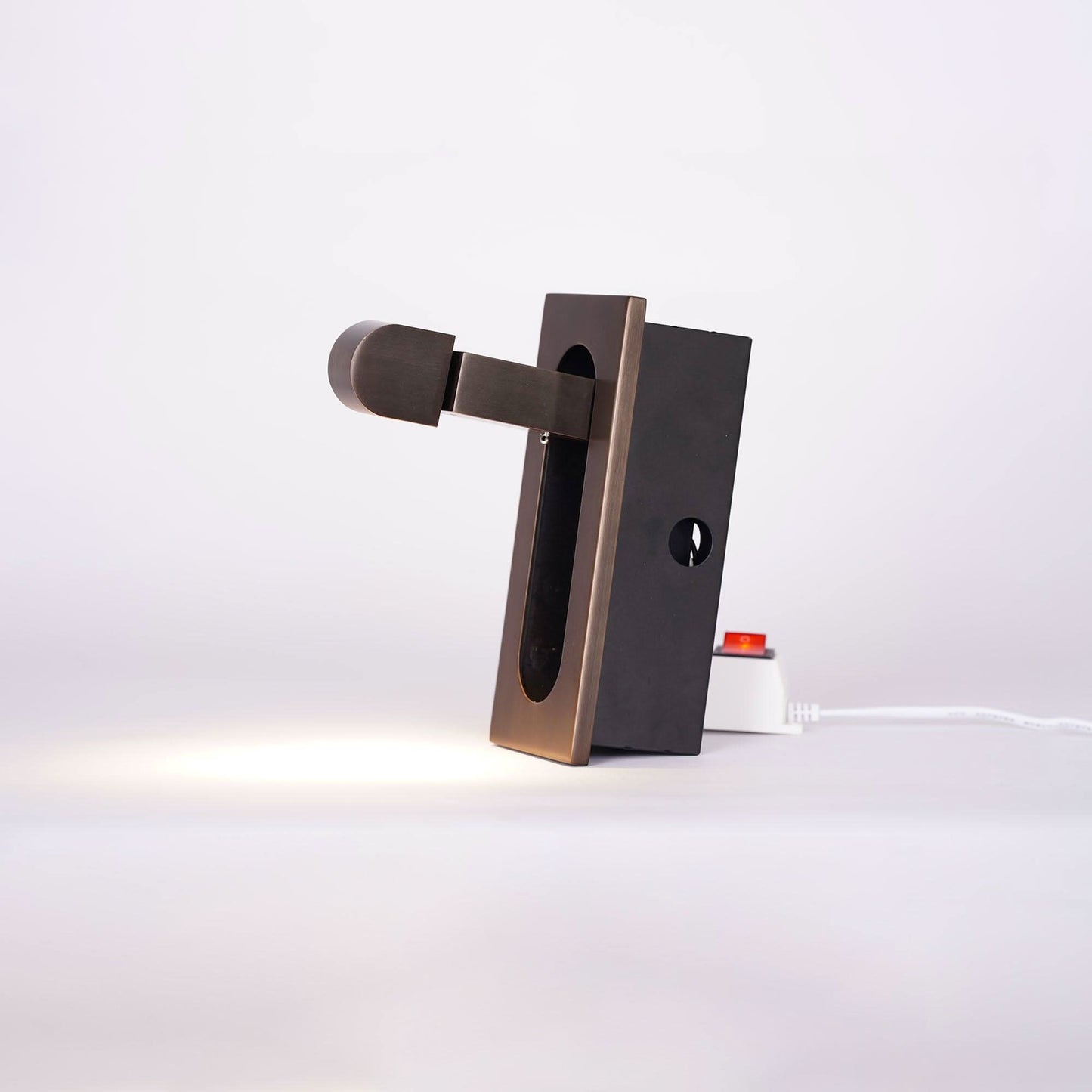 Verstellbare LED-Wandleseleuchte am Bett