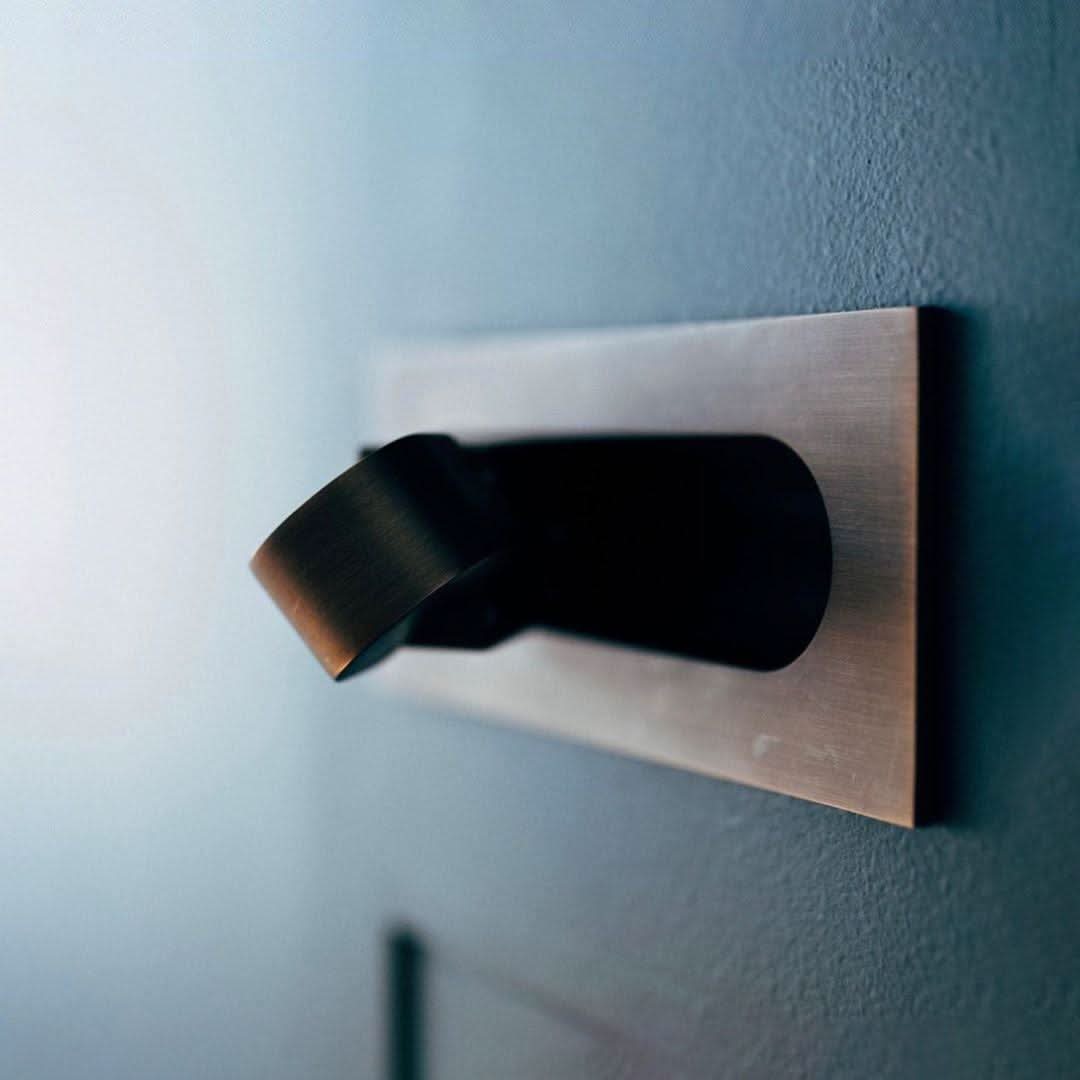 Verstellbare LED-Wandleseleuchte am Bett