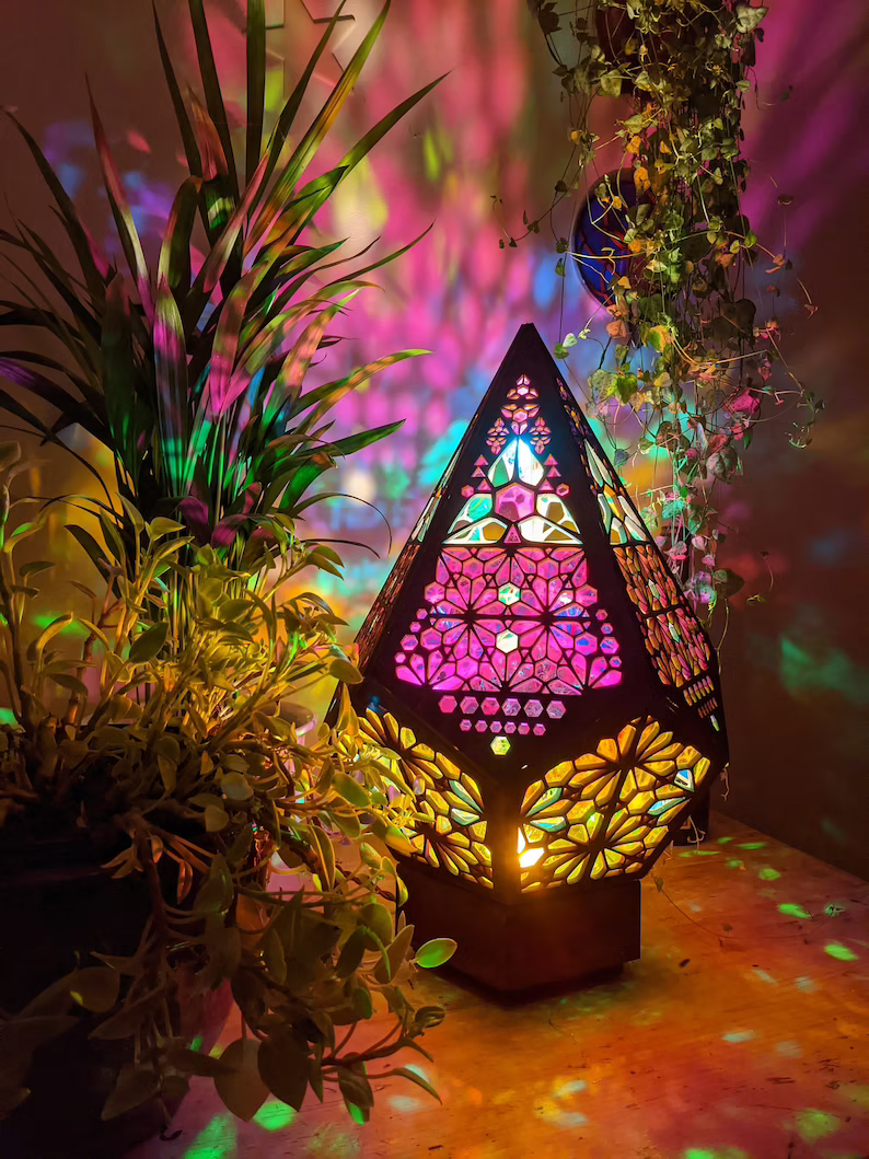 Buntglas Style LED Tischlampe - LumiAura | Brehn