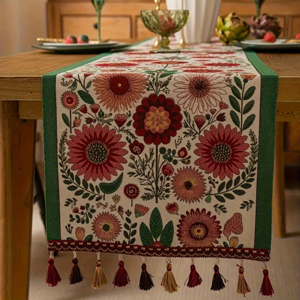Tischläufer mit bestickten Blumenquasten