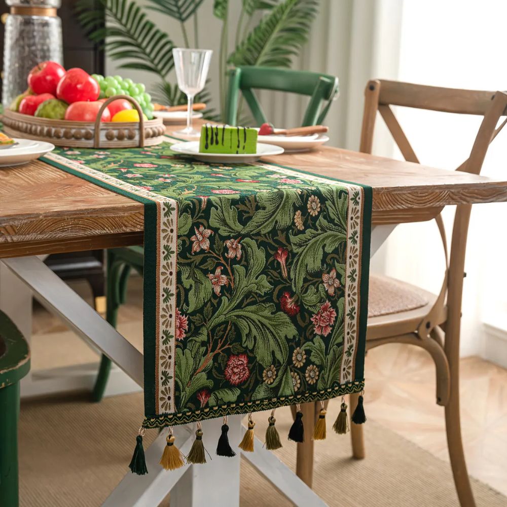 Tischläufer mit Flora-Ranken-Stickerei