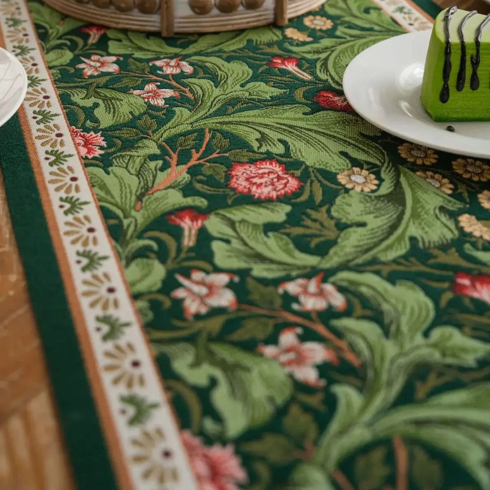 Tischläufer mit Flora-Ranken-Stickerei