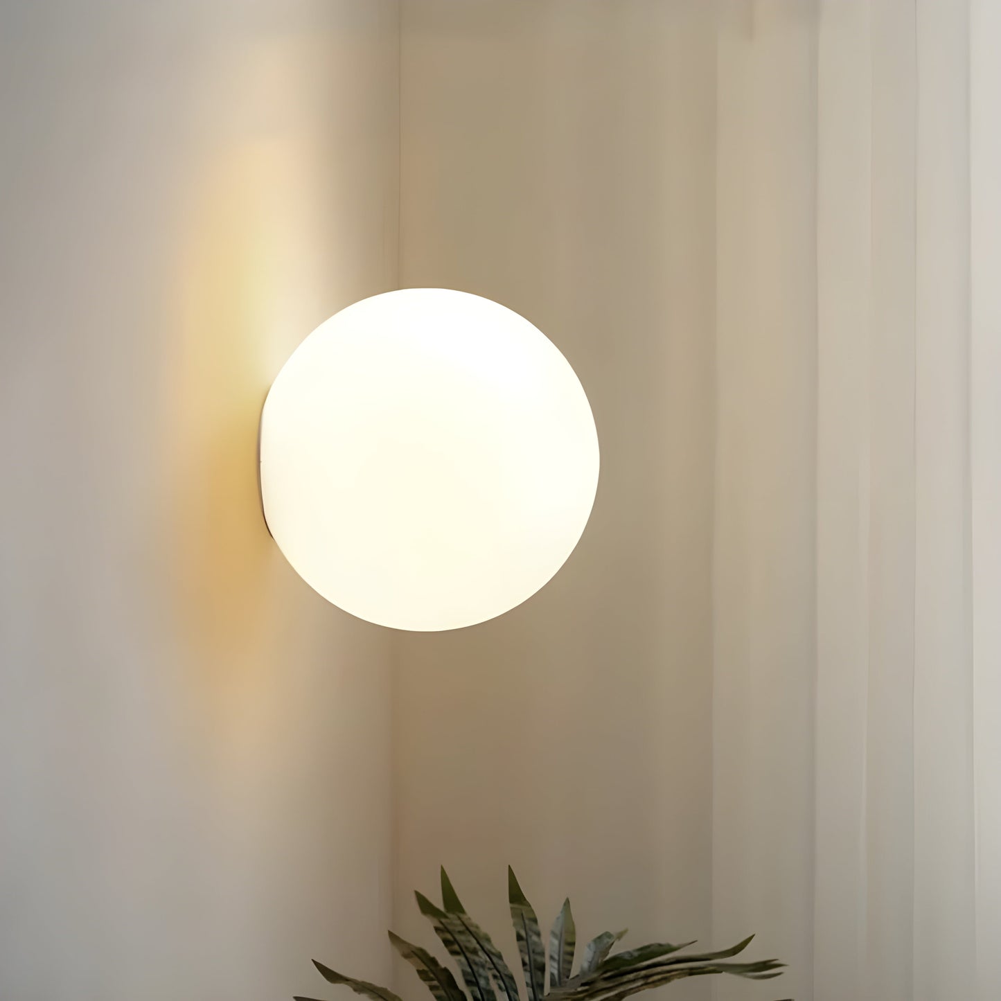 GlasAura Wandlampe mit Mattglasball und Metallbasis | Brehn
