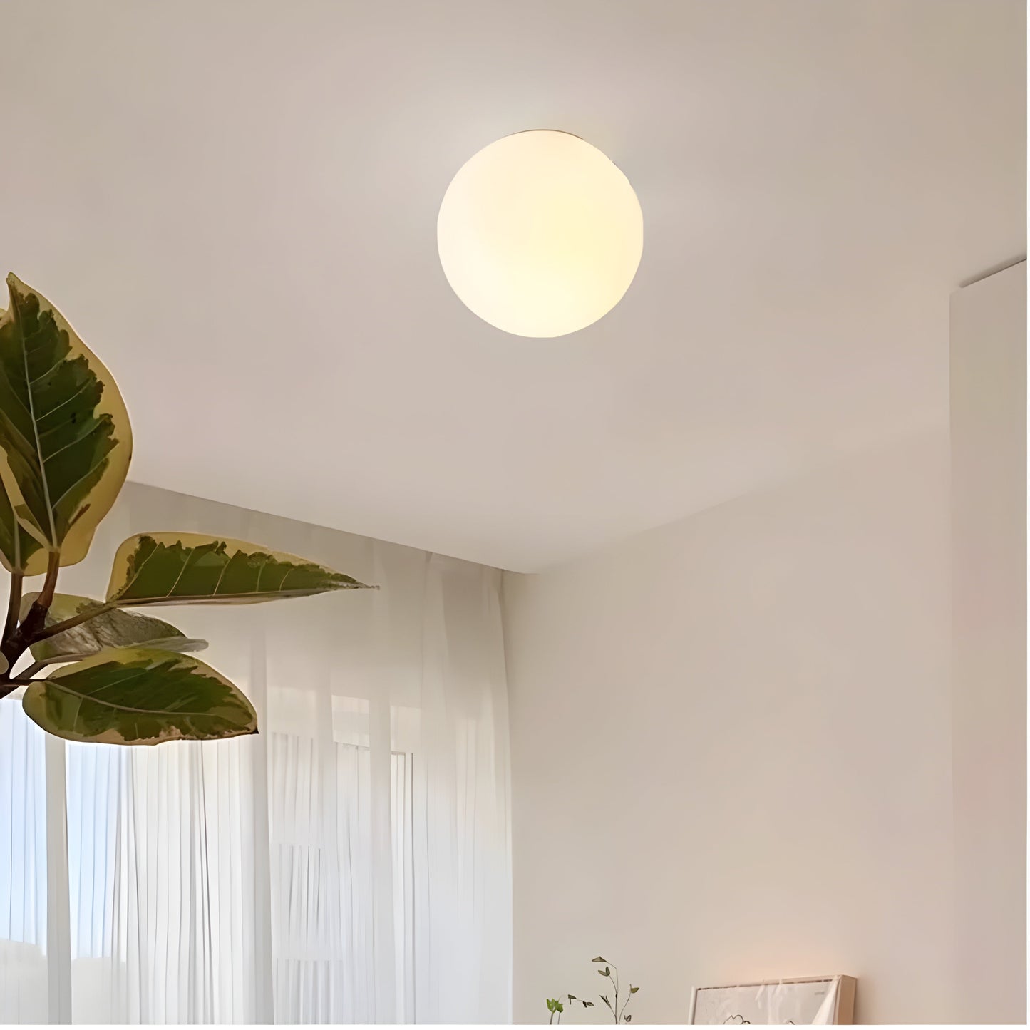 GlasAura Wandlampe mit Mattglasball und Metallbasis | Brehn