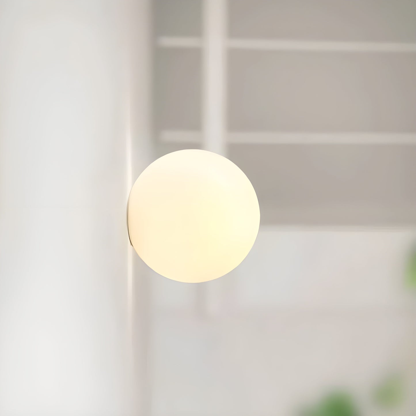 GlasAura Wandlampe mit Mattglasball und Metallbasis | Brehn