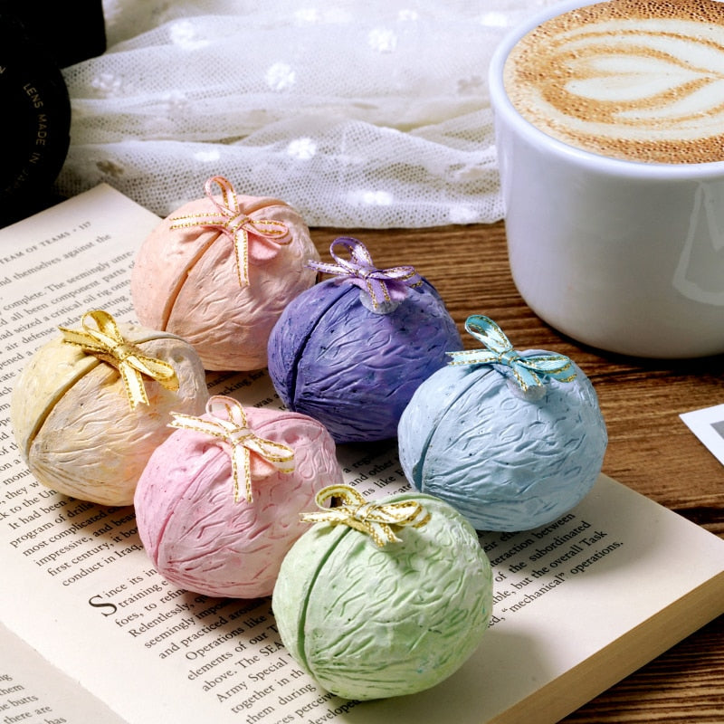 Handgefertigtes Holz Miniatur Walnuss Puppenhaus | Brehn