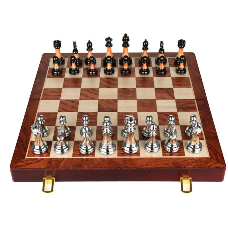 Brehn | Luxuriöses Schachspiel aus Metall mit großem 45 cm großem Holzbrett