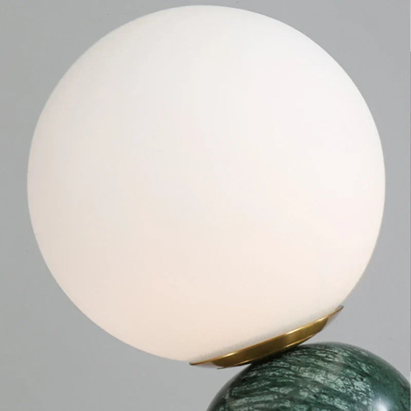 Moderne Marmor Tischlampe mit Rundem Glas, Elegante Wohnraumbeleuchtung | Brehn