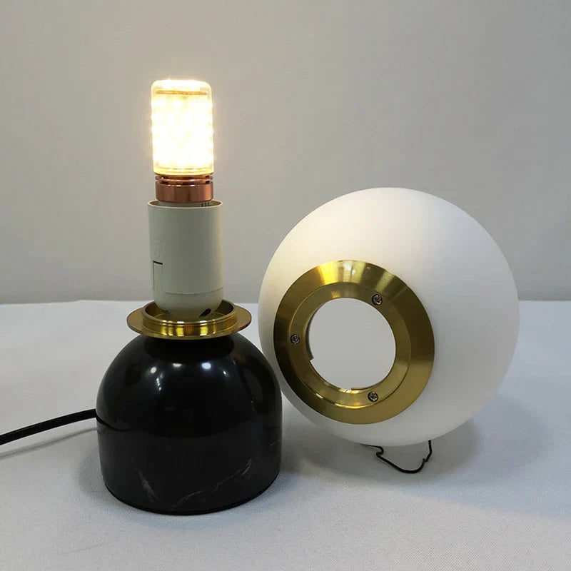Moderne Marmor Tischlampe mit Rundem Glas, Elegante Wohnraumbeleuchtung | Brehn