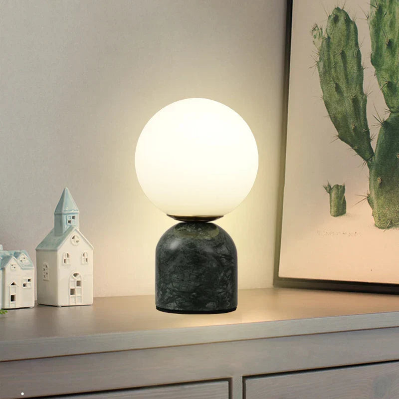 Moderne Marmor Tischlampe mit Rundem Glas, Elegante Wohnraumbeleuchtung | Brehn
