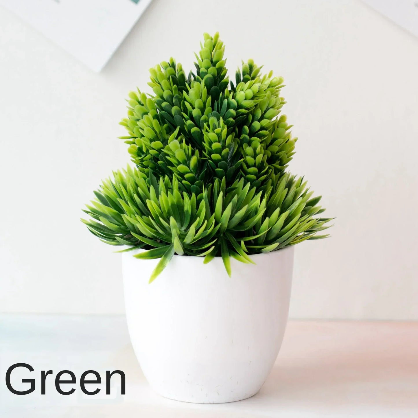 Kleine Bonsai-Pflanzen im Topf