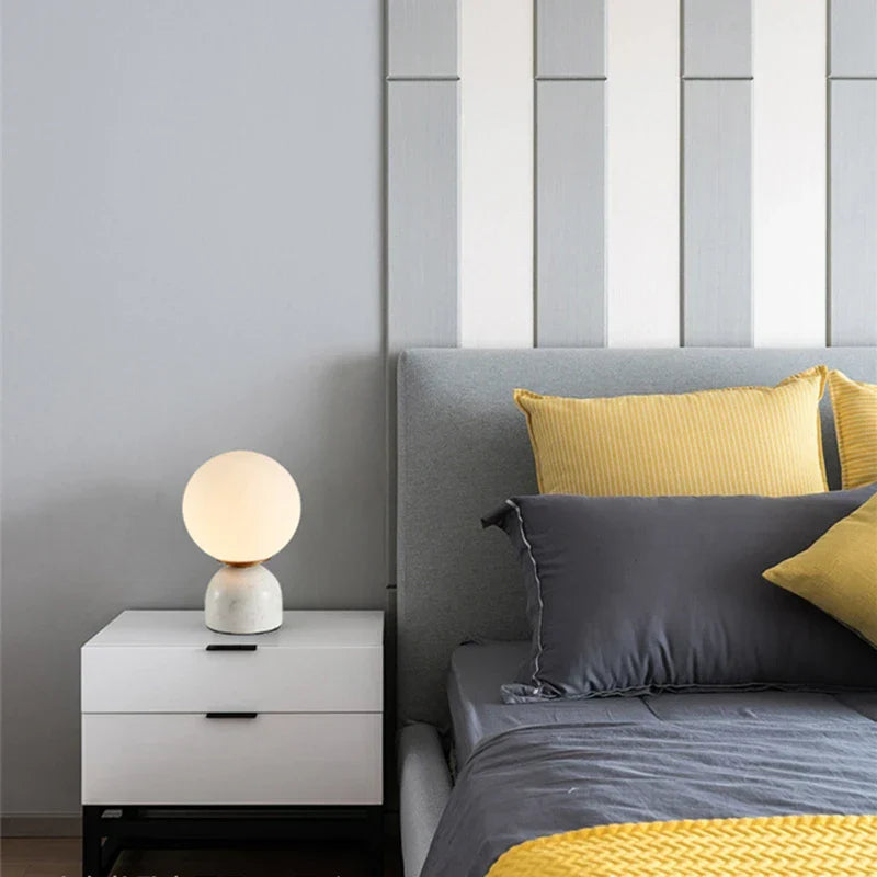 Moderne Marmor Tischlampe mit Rundem Glas, Elegante Wohnraumbeleuchtung | Brehn