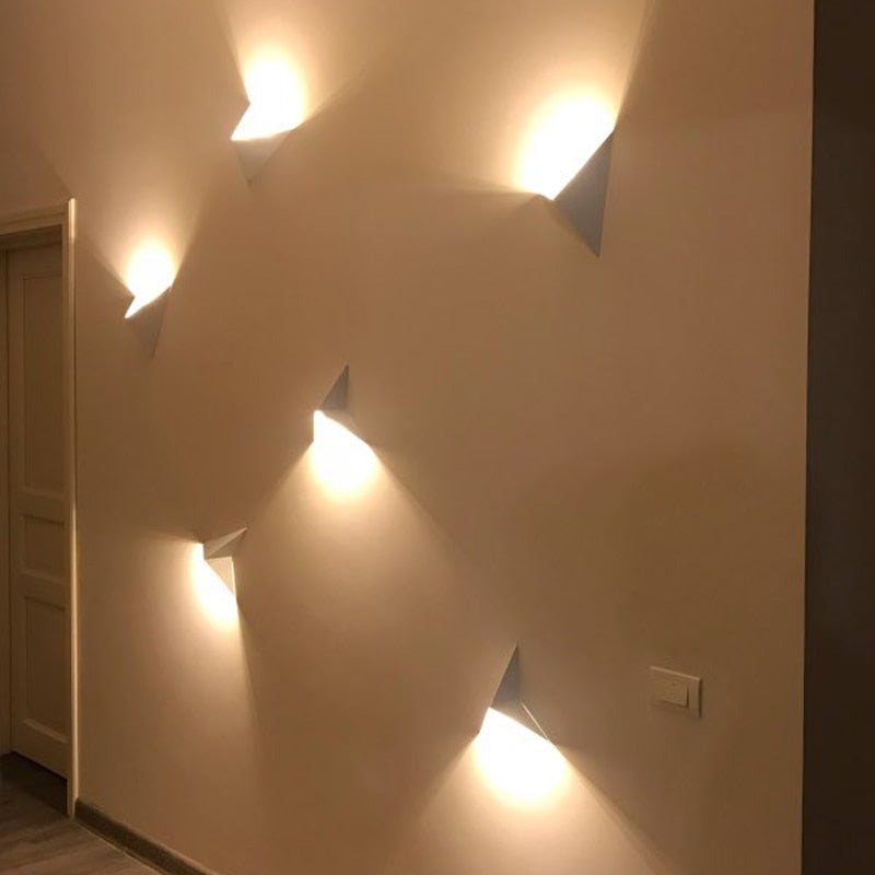 Minimalistische Dreieckige LED Wandleuchte | Modernes Design in Schwarz/Weiß | Perfekt für Wohnzimmer und Badezimmer | Brehn