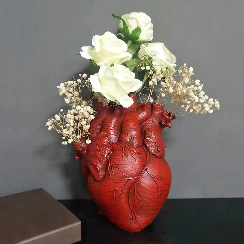 Herzförmige Kunstvase – Kreatives Gefäß im anatomischen Design aus Harz