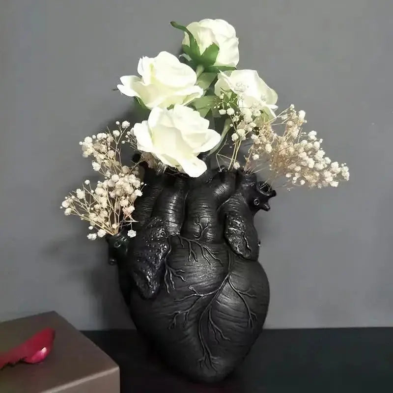 Herzförmige Kunstvase – Kreatives Gefäß im anatomischen Design aus Harz