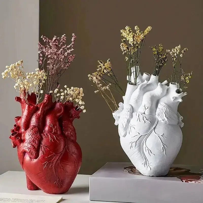 Herzförmige Kunstvase – Kreatives Gefäß im anatomischen Design aus Harz