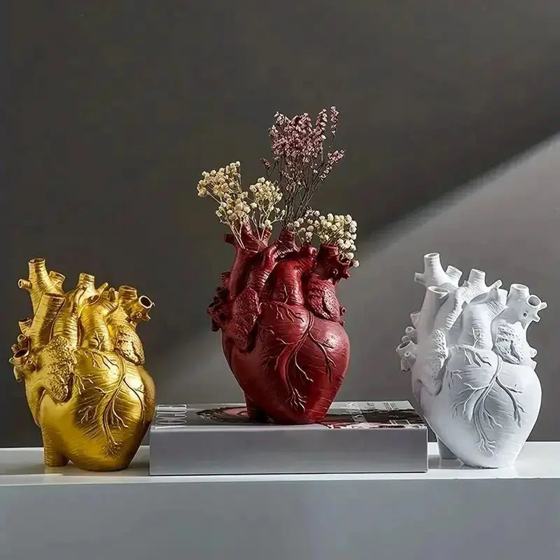 Herzförmige Kunstvase – Kreatives Gefäß im anatomischen Design aus Harz