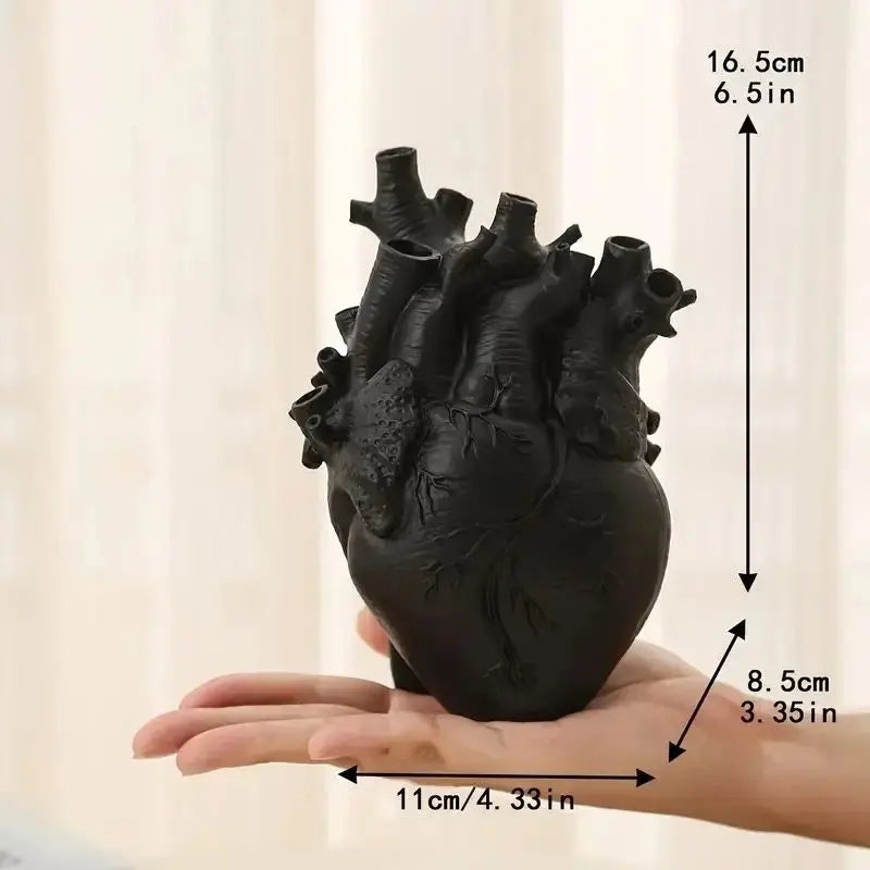 Herzförmige Kunstvase – Kreatives Gefäß im anatomischen Design aus Harz
