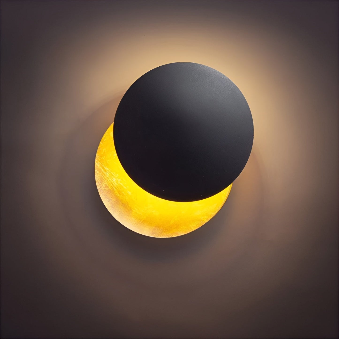 Sonnenstrahl - Elegante LED-Wandleuchte mit 360°-Drehfunktion für den Industriedesign | Brehn