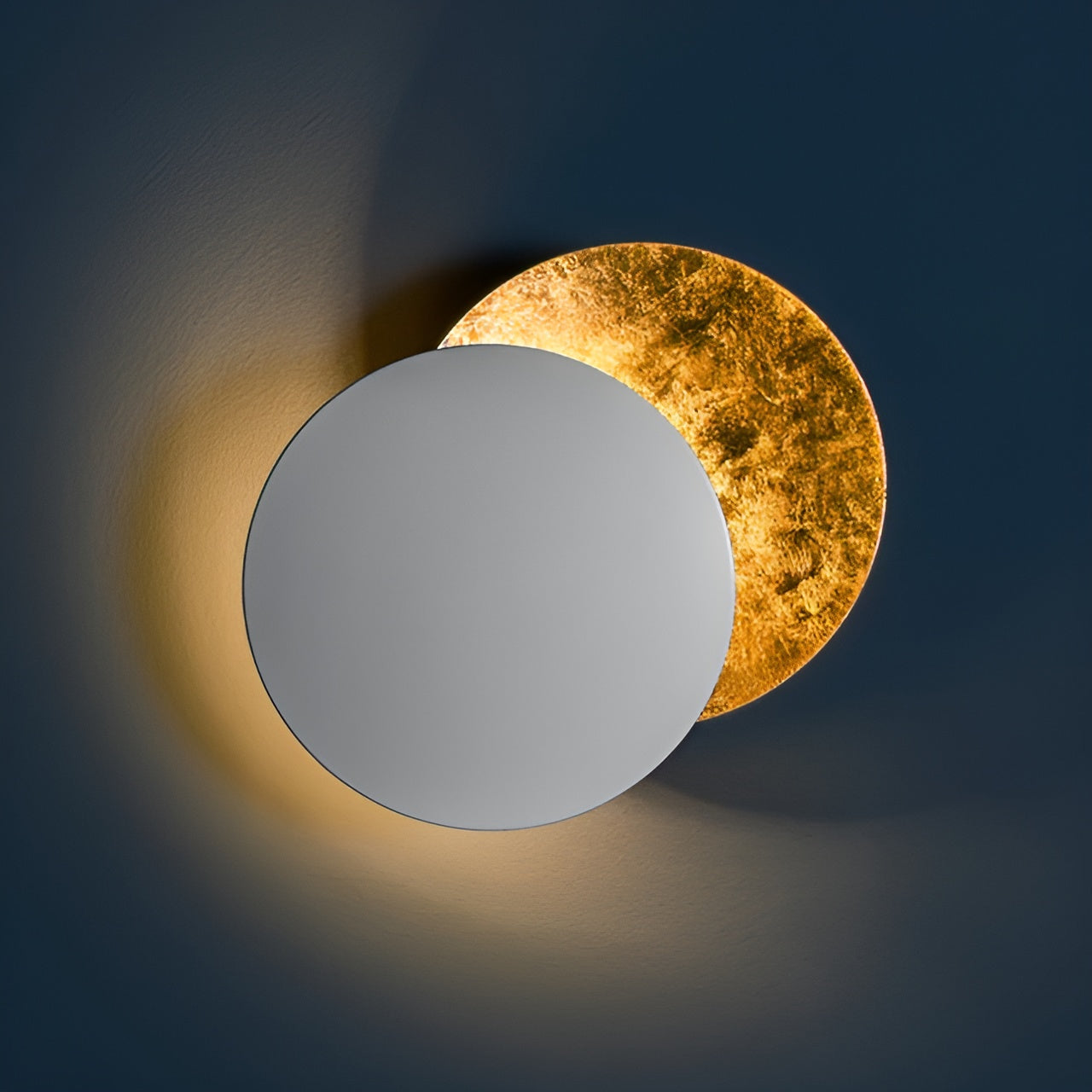 Sonnenstrahl - Elegante LED-Wandleuchte mit 360°-Drehfunktion für den Industriedesign | Brehn