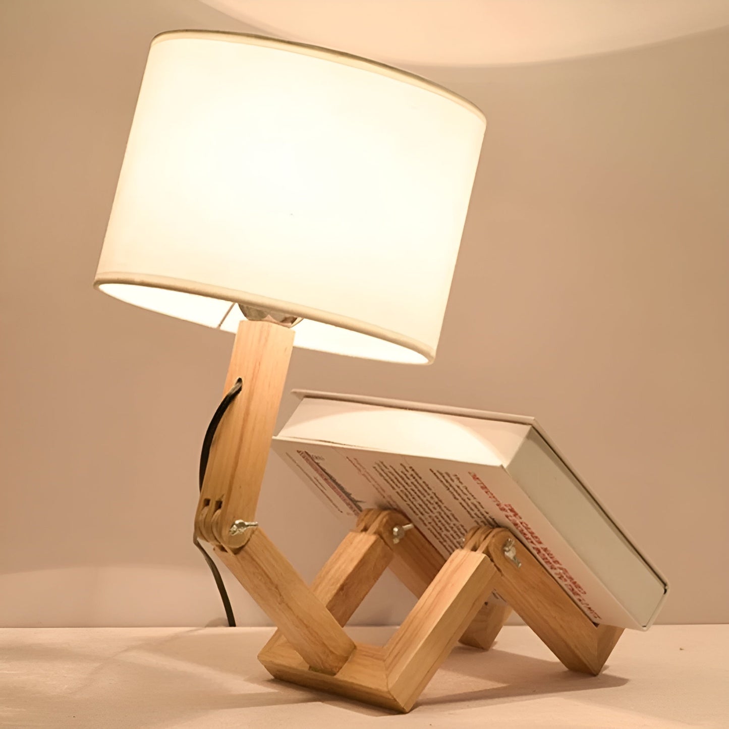 Flexible Robot Schreibtischlampe aus Solid Wood – LumoBot | Brehn