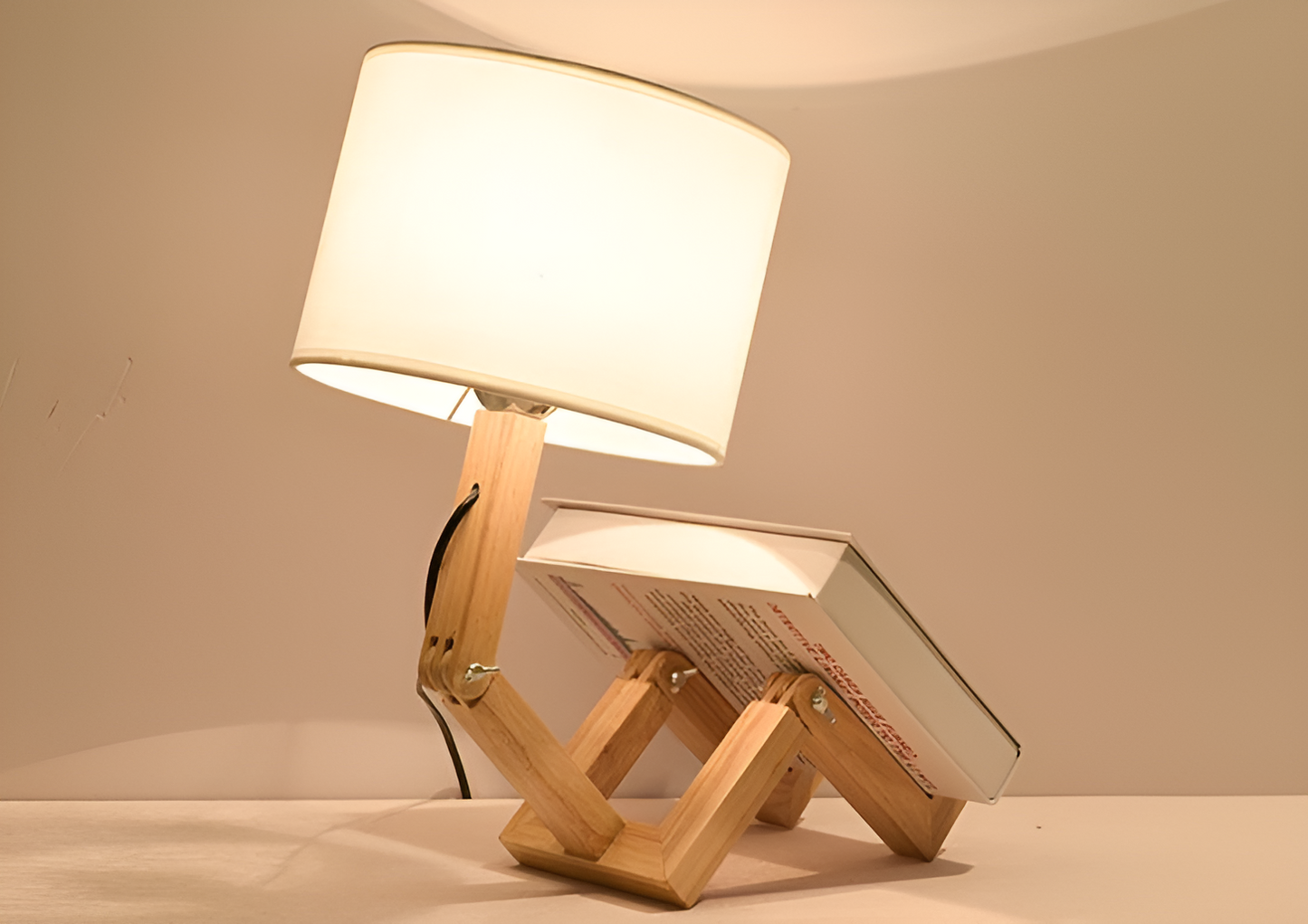 Flexible Robot Schreibtischlampe aus Solid Wood – LumoBot | Brehn