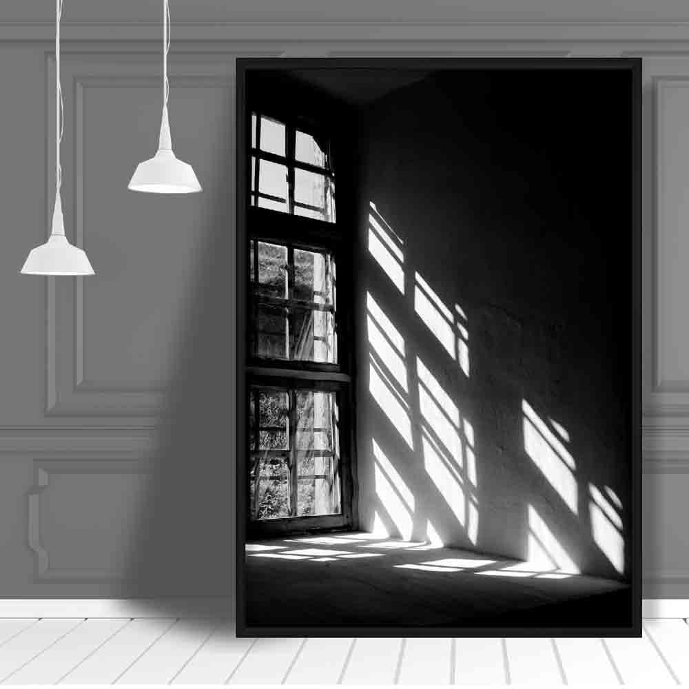 Schwarz-Weiß-Fotodruck: Licht durchs Fenster