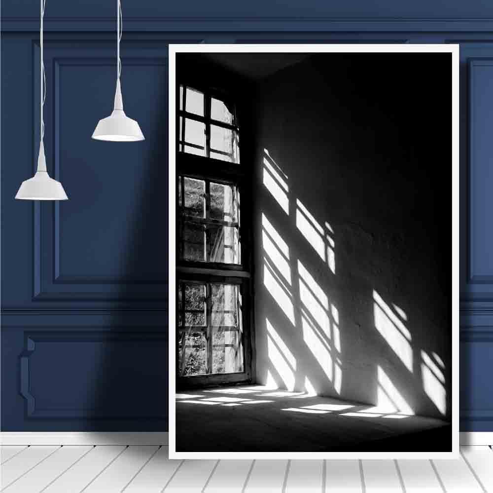 Schwarz-Weiß-Fotodruck: Licht durchs Fenster