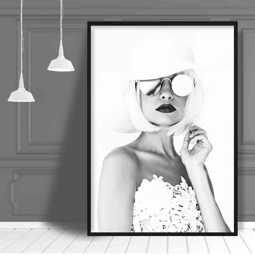 Schwarz-Weiß-Modefoto: Frau mit Sonnenbrille