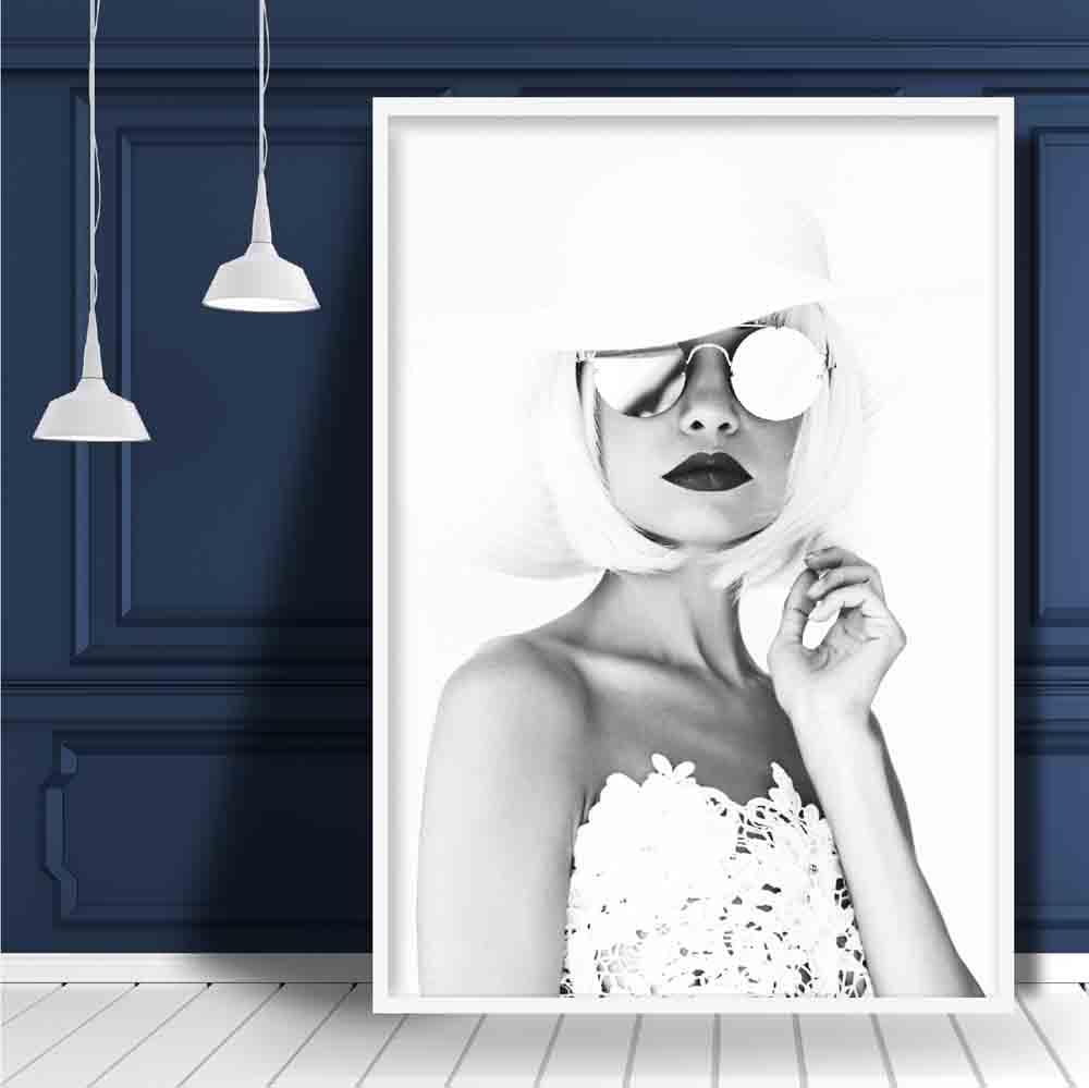 Schwarz-Weiß-Modefoto: Frau mit Sonnenbrille