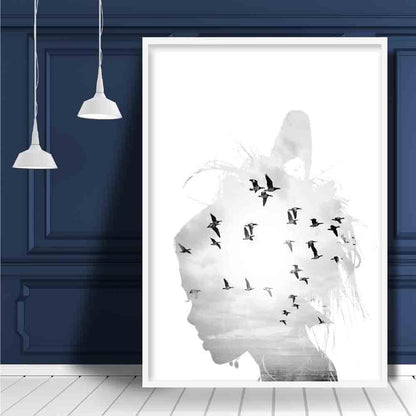 Schwarz-Weiß-Modefoto: Frauensilhouette, Vogelmotiv
